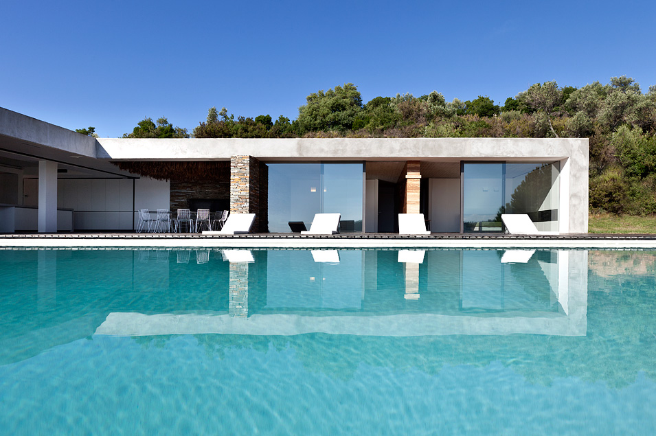 moderne-villa-riesiger-pool-02
