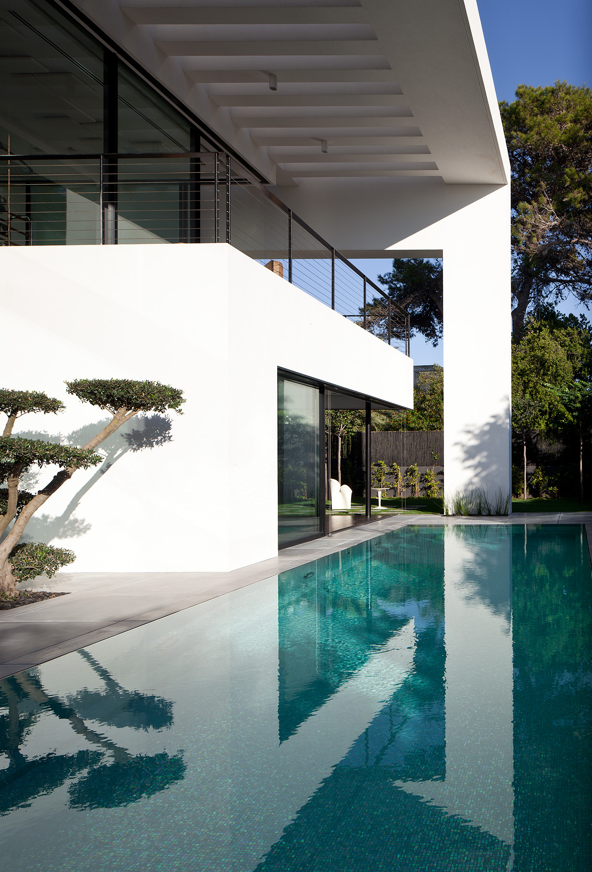 moderne-bauhaus-architektur-pool-einrichtungsidee