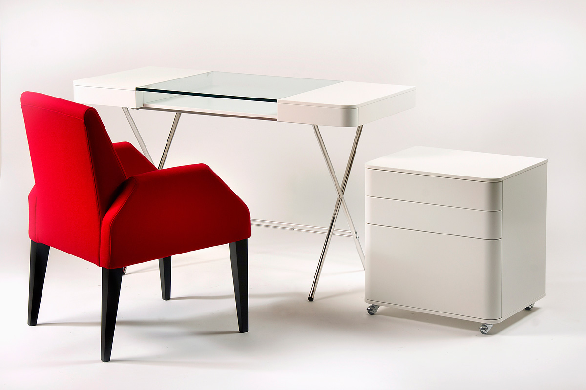 schlanker-design-schreibtisch-stuhl